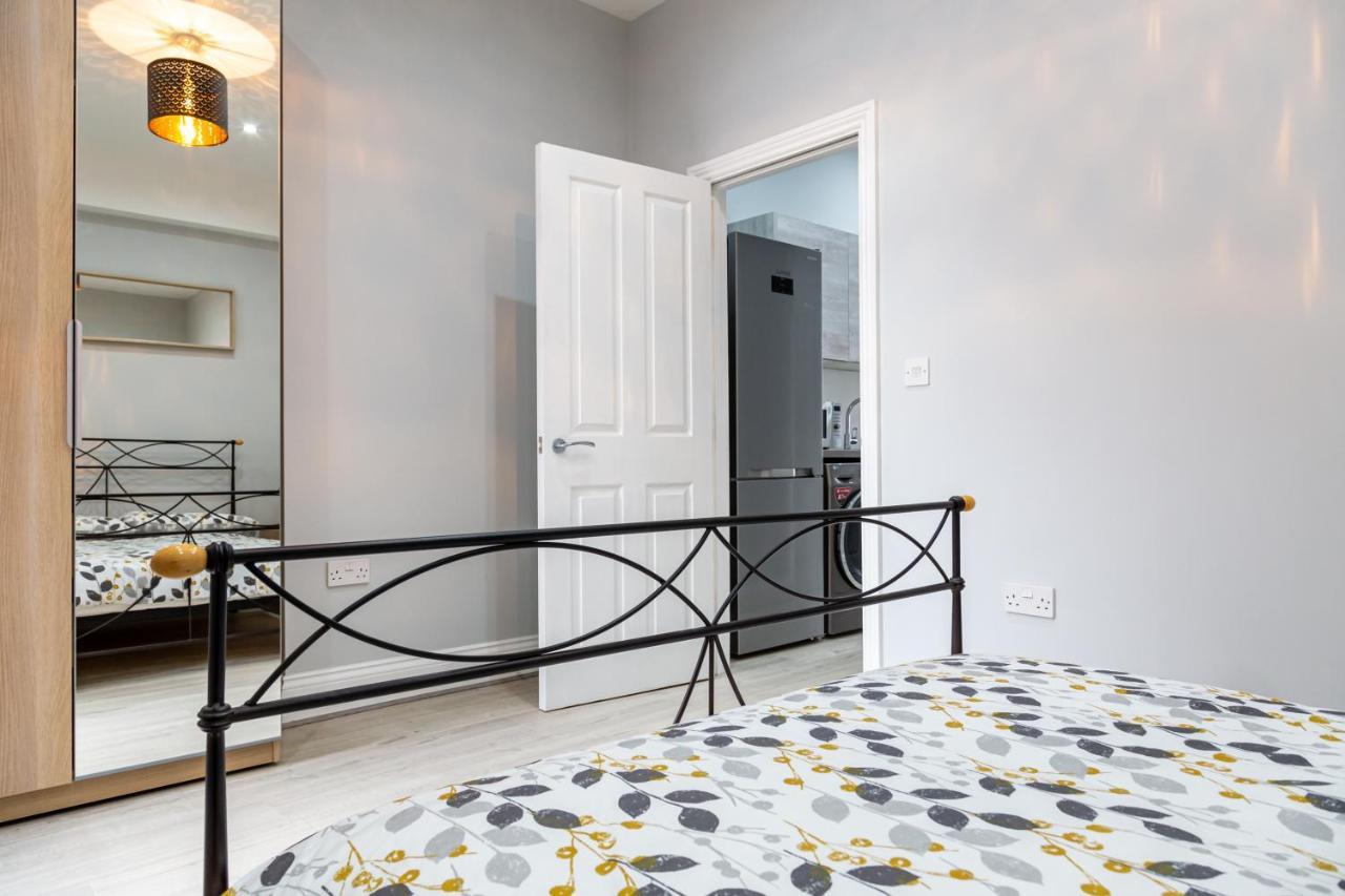 Stunning Property Fully Refurbished เบอร์มิงแฮม ภายนอก รูปภาพ